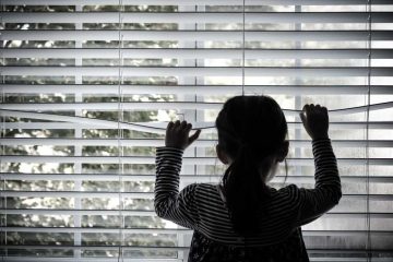 OIKOGENEIAKA - lonely-little-kid-front-window.jpg